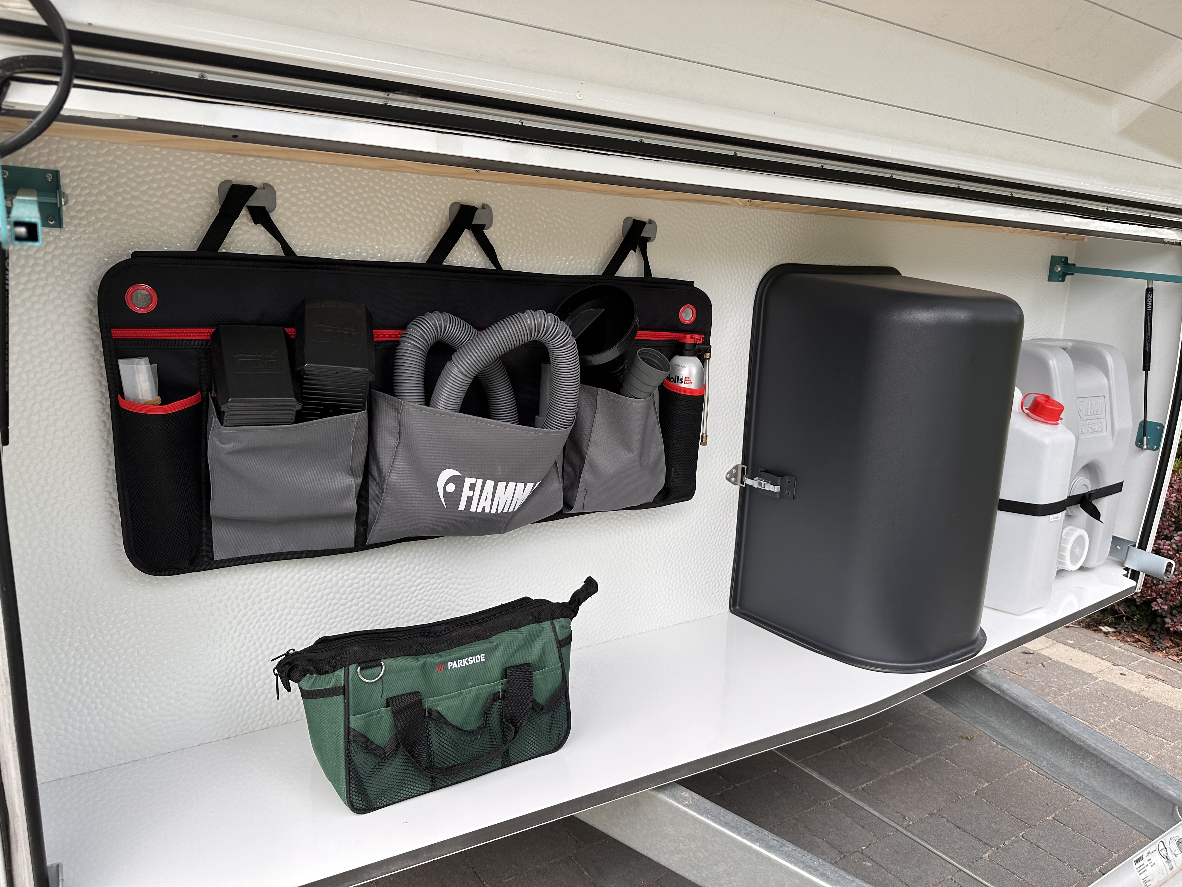 Organizer w bakiscie przyczepy kempingowej