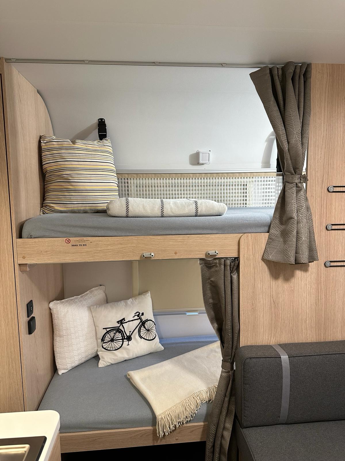 Łóżka piętrowe w przyczepie