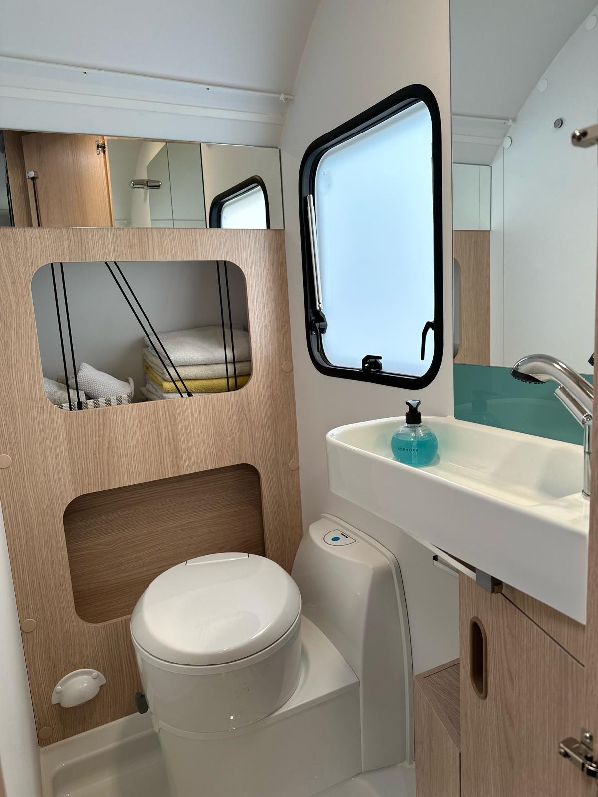 Toaleta w przyczepie Adria Aviva
