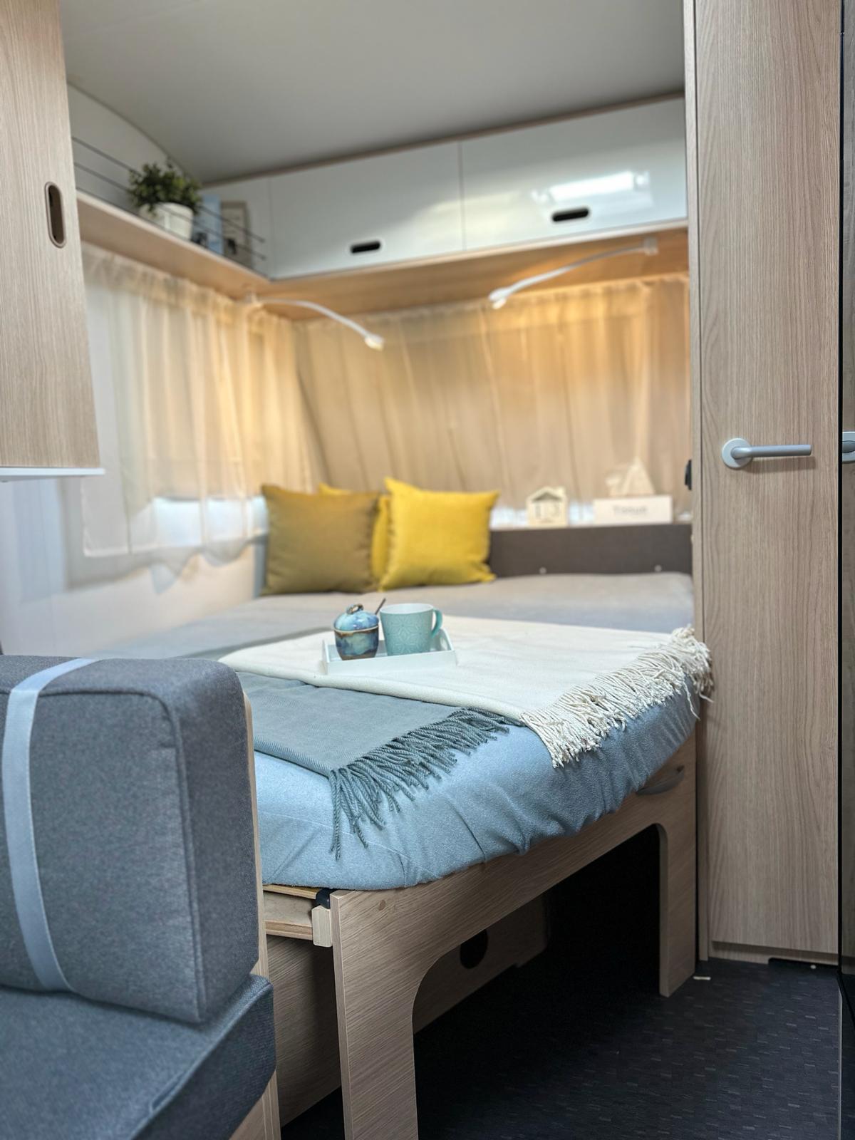 Łóżko małżeńskie w przyczepie kempingowej