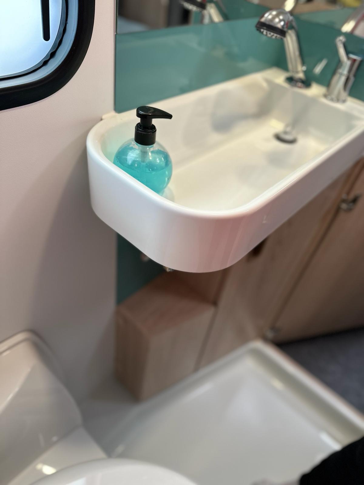 Umywalka w przyczepie Adria Aviva 472 PK