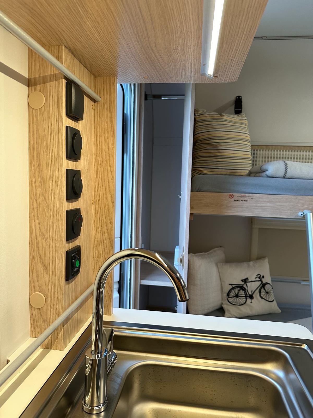 Kuchnia i salon w przyczepie kempingowej