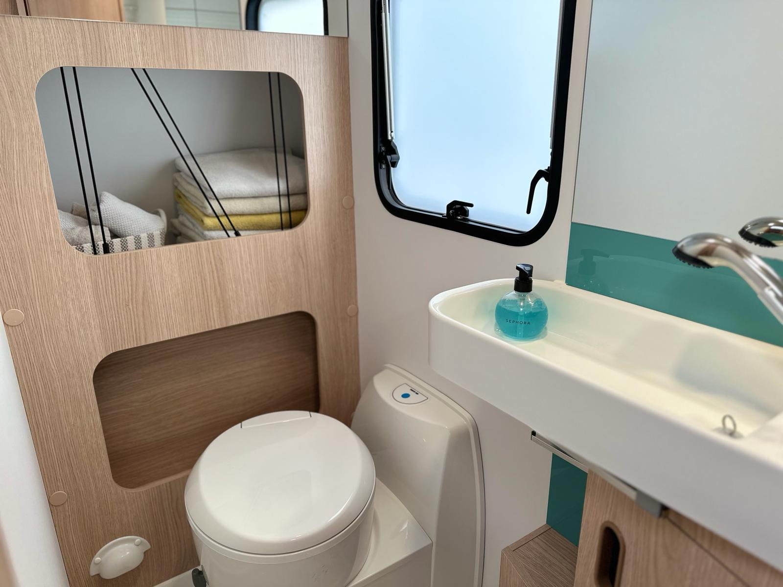 Łazienka z prysznicem w przyczepie kempingowej