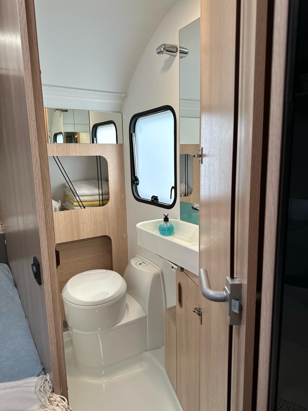 Wyciągana wylewka prysznica w przyczepie